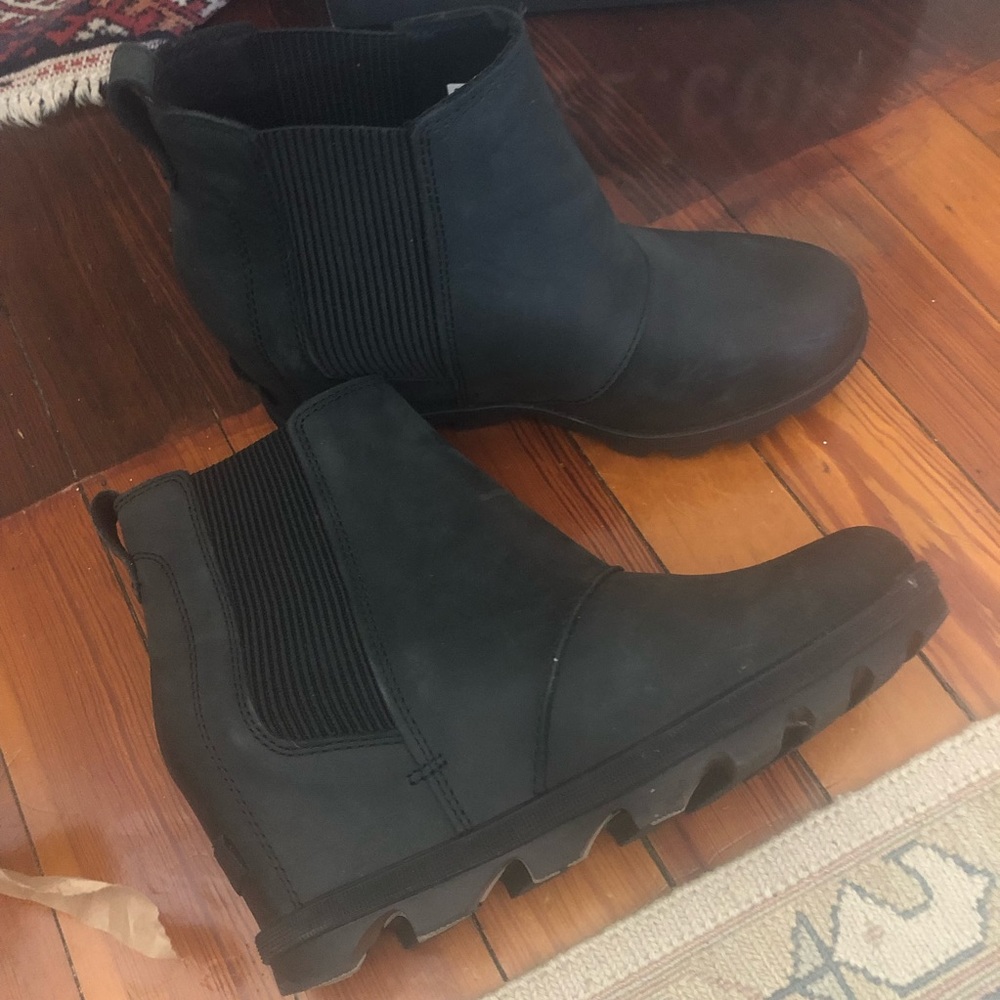 WORN ONCE SOREL JOAN OF ARCTIC CHELSEA WEDGE BOOT